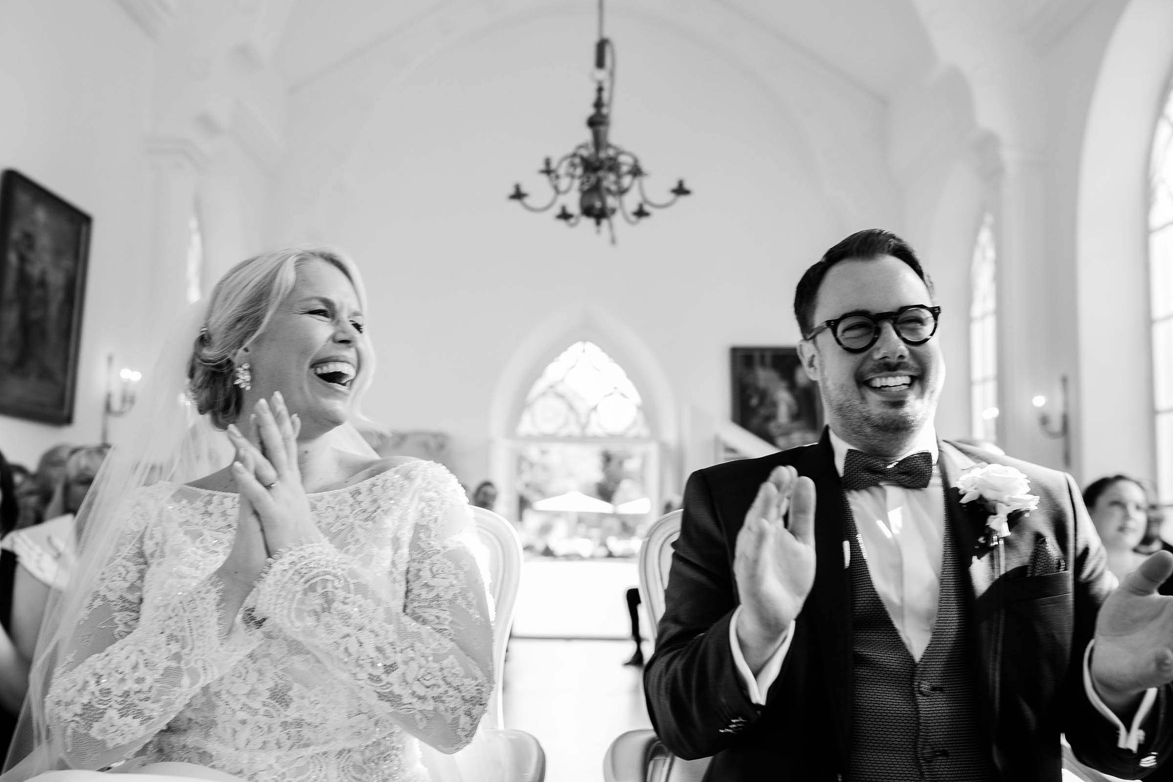 Brautpaar lacht mit gospelsänger