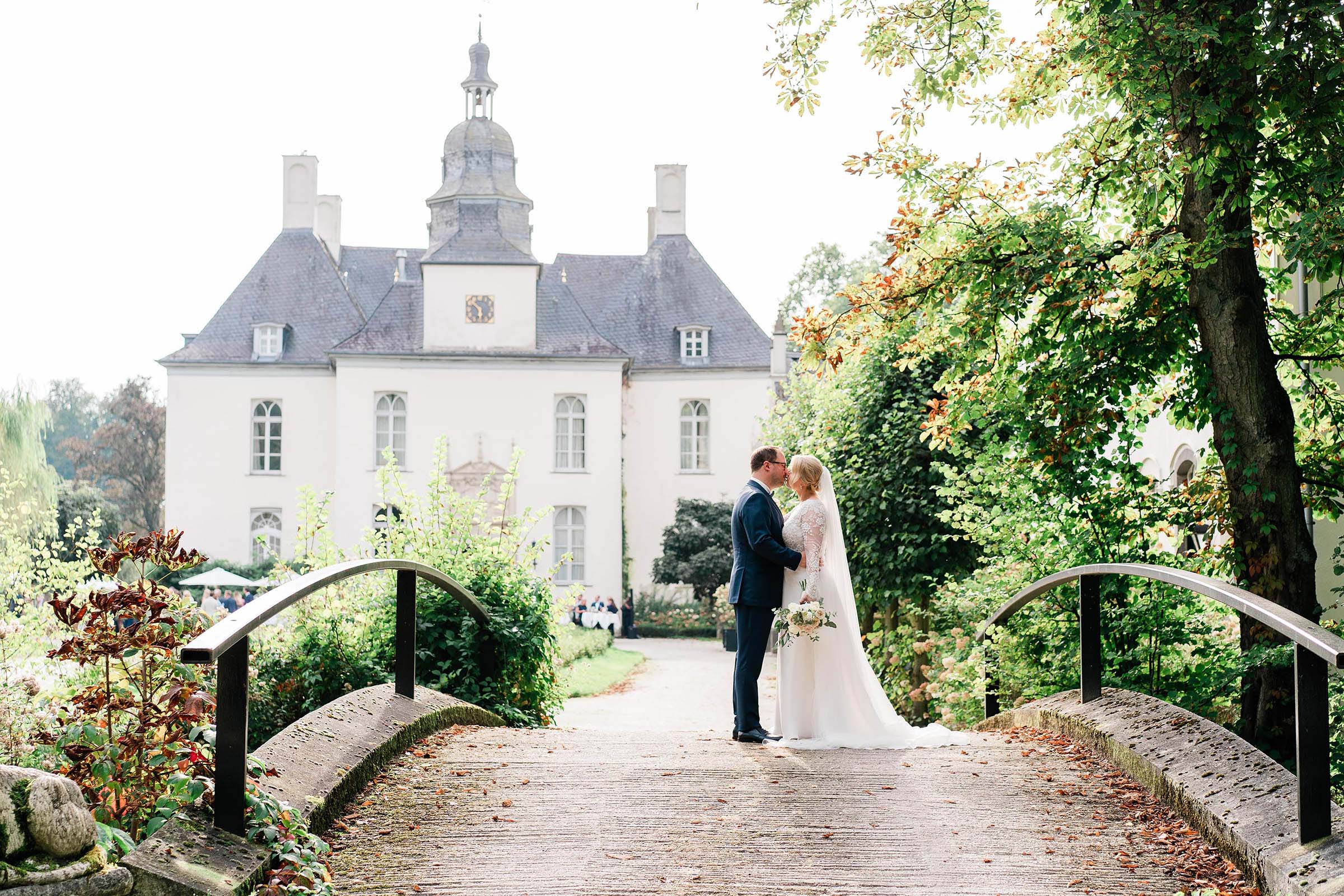 Brautpaarfotos romantisch vor weißem Schloss